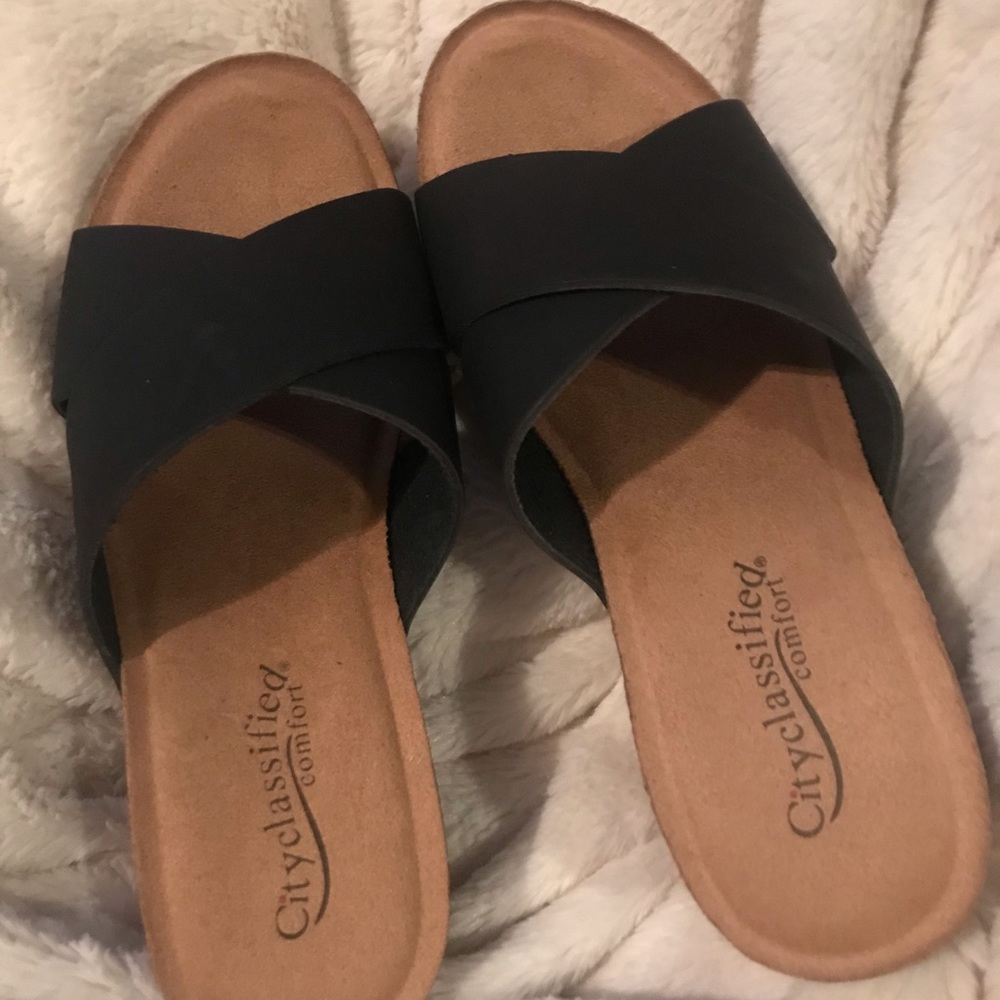 City Classified Tippi-S Black Wedge Sandals